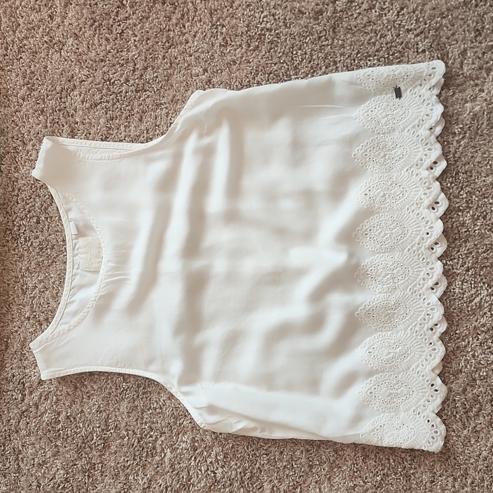 Large white top pretty scalloped edge